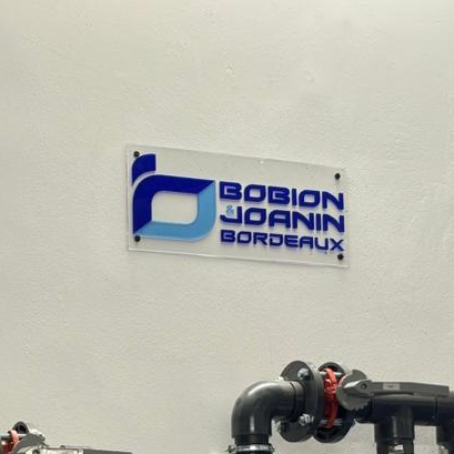 plaque ou enseigne en plexi réalisée sur mesure au logo Bobion & Joanin Bordeaux